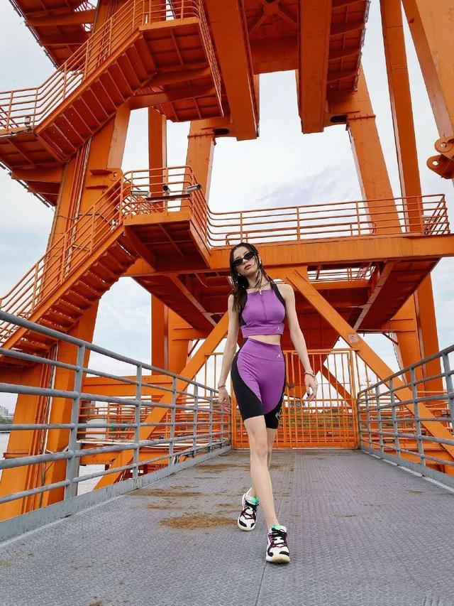 ����Ů���ӳ�����ɫ�˶���װ������ģ�Ů�����˶���Ľ